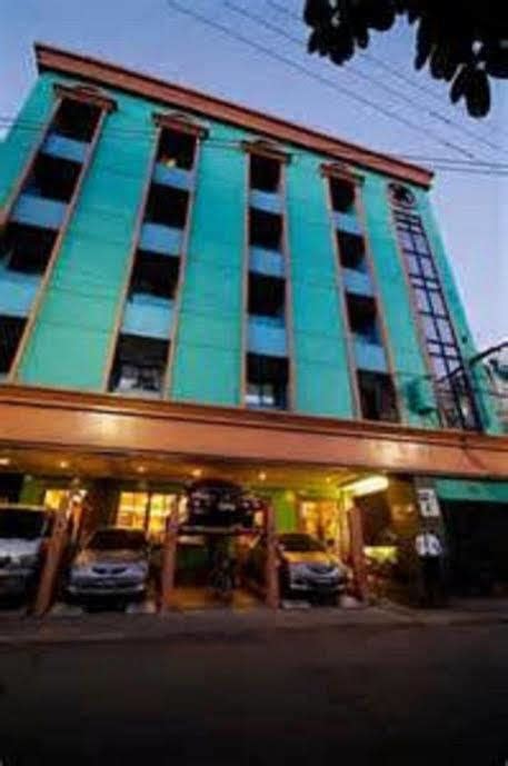 KABAYAN HOTEL MONUMENTO .